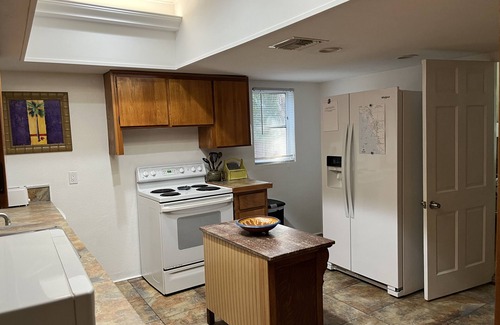 Altamont Manor Apartment | Large 1 BR apt. - just a 12-minute walk to Groceries, Downtown, Food & Shops!
