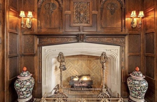 Grosse Pointe House | Large 10 Bed Mansion w/ Pool