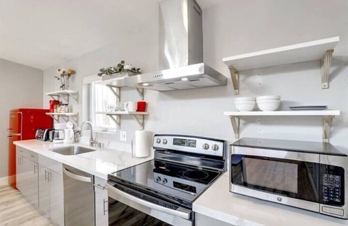 San Ramon House | Large 1bed unit king bed w/ac parking FULL kitchennn