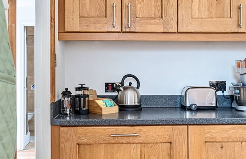 Runnymede House | Large 2 Bed Family Home Chertsey · Spacious 2-Bedroom Family Retreat | Pass the Keys