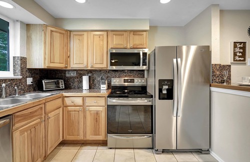 Kipling House | Large 2 bedroom home with HUGE Yard * Easy Access