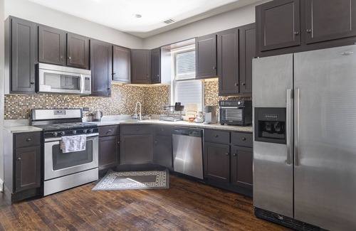Logan Square Apartment | Large 3 bdrm/dining in the heart of Logan Square mins to DOWNTOWN