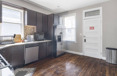Logan Square Apartment | Large 3 bdrm/dining in the heart of Logan Square mins to DOWNTOWN