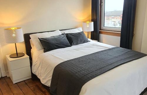 North West Apartment | Large 3 Bed Apartment Glasgow West End Free Parking & Electric Vehicle point