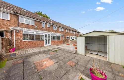Singlewell Apartment | Large 3 Bed Home With Double Driveway & Garden