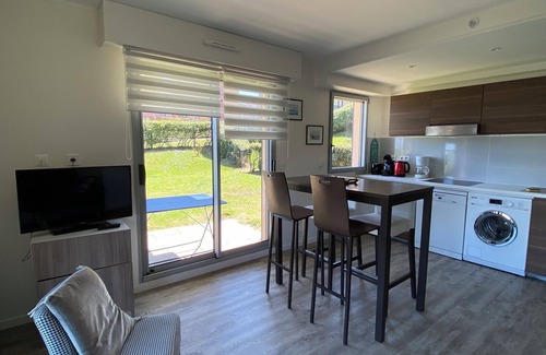 Cabourg Apartment | Large 3-room apartment - Seafront - Garden - Beach - Heated pool