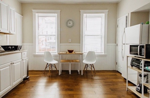 Union HIll Apartment | Large 3BR APT w/enclosed front porch Close to Polar Park, palladium, WPI, DCU
