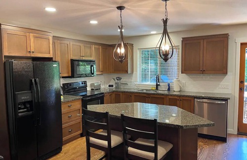 Lindell Beach Apartment | Large 3BR Cottage w/Hot Tub, Pool, Patio & BBQnn