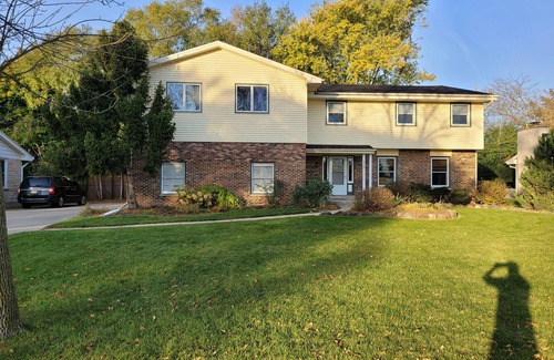Brookfield House | Large 4 bd 2.5 ba 2.5 att garage suburaban Milwaukee home convenient quiet area