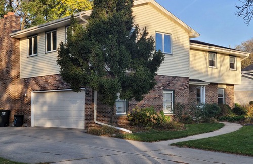 Brookfield House | Large 4 bd 2.5 ba 2.5 att garage suburaban Milwaukee home convenient quiet area