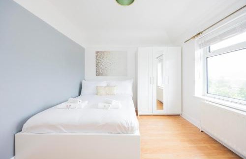 Caterham House | Large 4 Bed House Sleeps 8 Perfect for Leisure & Contractors by AV Stays