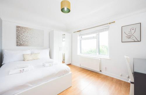 Caterham House | Large 4 Bed House Sleeps 8 Perfect for Leisure & Contractors by AV Stays