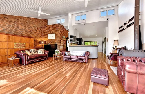 Watagan House | Large 4 bed house with pool, total privacy. 30 minutes from the Hunter Valley.