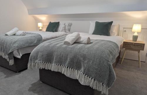 Winnersh House | Large 4 Bed Hse, Sleeps 7, 3 BTH, Drive PRKG-4 Cars, M4-A329, Shinfield Studios, 10mins, Reading, Ascot & Legoland 20mins, Film Crew, Contractor & Family Friendly
