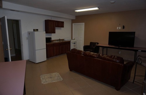 Clear Lake House | Large 4 Bedroom 3,600 Square Foot Suite that Sleeps 16 Guests