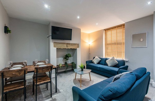 Bradford House | Large 4-Bedroom Home in Bradford Ideal for Groups or Families