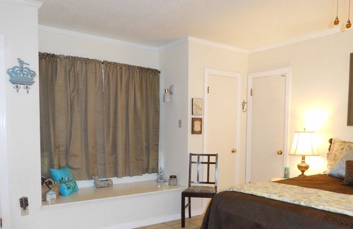 Mountainview House | Large 4 Bedrooms, 3 Baths, walk to Parks and Dog friendly