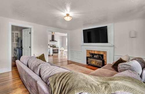 Medina House | Large 5/4 near Medina Square & Industrial Parks!