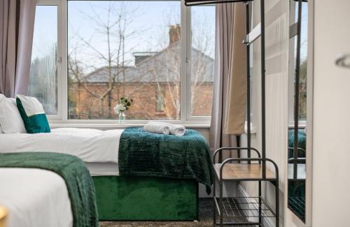 Cowley House | Large 5 Bedroom-Free Parking-Great Transport Links