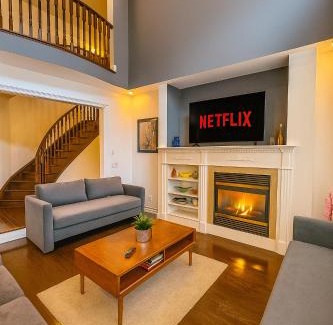 Brampton House | Large 5-Bedroom Gem - Stylish, Spacious, Well-Located