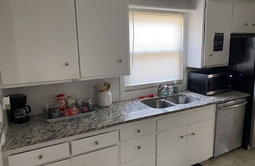 Warren House | Large 5 Bedroom Home King Bed