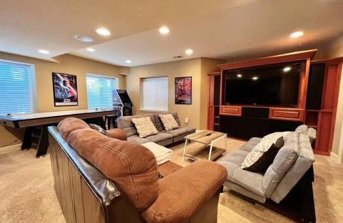 Castle Rock House | Large 5BR 4,5Bath Retreat - Gym - Games - Office - I-25