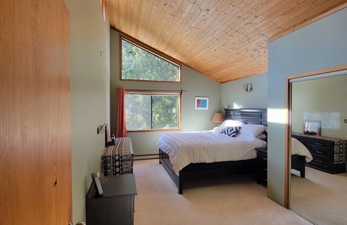Gibsons House | Large 5BR family home w/hot tub, trampoline. Pet friendly! Close to park/beaches