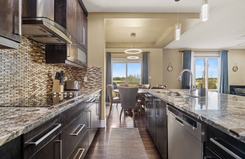 Northwest Edmonton House | Large 5BR Home » Central AC » King Bed » Netflix