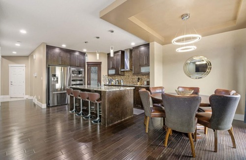 Northwest Edmonton House | Large 5BR Home » Central AC » King Bed » Netflix