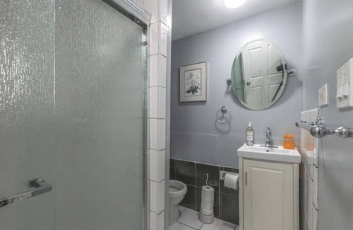 North Lawndale House | Large 5BR House*4 Parking*Downtown 15min*Sleep 15*