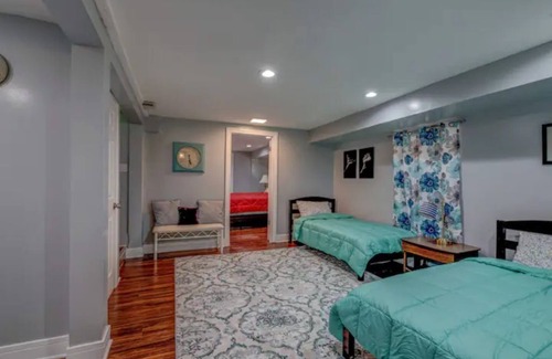 North Lawndale House | Large 5BR House*4 Parking*Downtown 15min*Sleep 15*