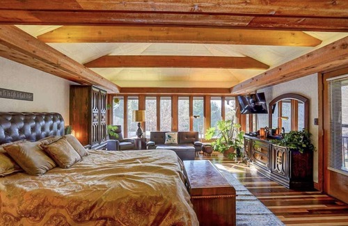 Portage Villa | Large 6 bedroom Villa Near The Wisconsin Dells, Devils Lake, Cascade And More