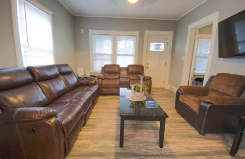 Niagara Falls House | Large 6BR, 2 bath in Niagara Falls