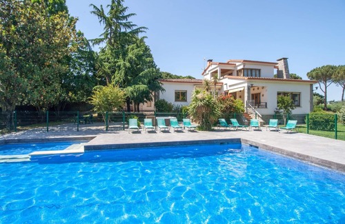 Sils Villa | Large 7 Bedrms villa in Spain, near Barcelona &15min beaches Private pool