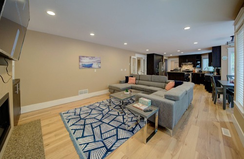 Fleetwood House | Large 8 BDRM, AC, sleeps 22, pool, hot tub, pool table