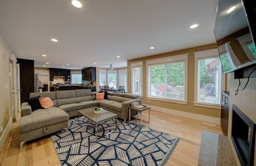 Fleetwood House | Large 8 BDRM, AC, sleeps 22, pool, hot tub, pool table