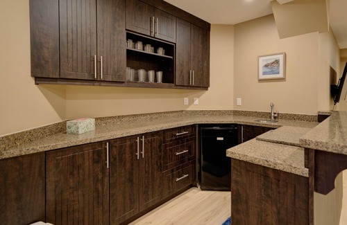 Fleetwood House | Large 8 BDRM, AC, sleeps 22, pool, hot tub, pool table