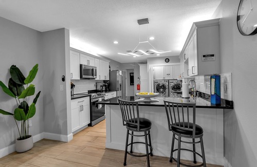 Bayshore Gardens House | Large 8BR/6BA Home – Backyard & Private Parking
