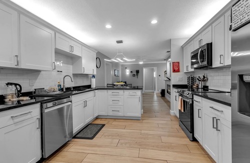 Bayshore Gardens House | Large 8BR/6BA Home – Backyard & Private Parking