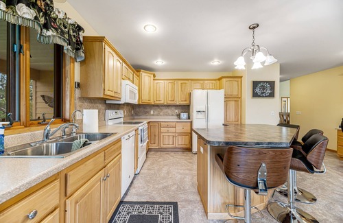 Hot Springs House | Large and attractive home w/WiFi, private washer and dryer, central AC, patio