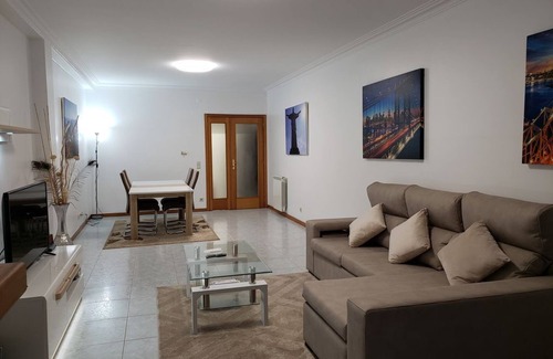 Arvore House | Large and quiet apartment in Porto next to the Varziela metro.