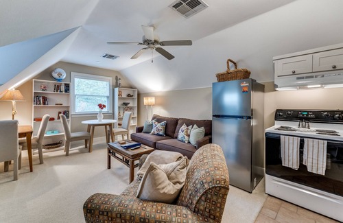 Hancock Apartment | Large Apt. close to UT & downtown - community pool! Walkable to restaurants.