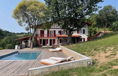 Hasparren Villa | Large Basque house 14 pers, pool, game room, internet, charging station