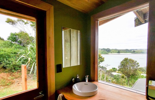 Te Tii House | *Large Beach House, Amazing Views*