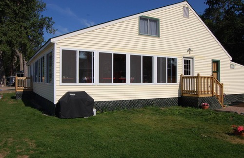 Malletts Bay Cottage | Large beachfront family cottage on the sandy beach at Colchester Point