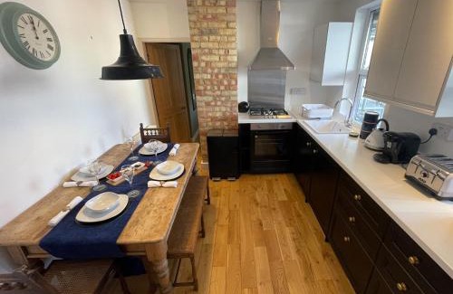 Mill Road Apartment | Large Beautiful Luxury City Centre Apartment on On Mill Rd - Walk to Station and City Centre