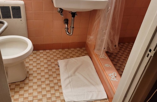 Upper Darby Bed & Breakfast | Large Bedroom with Private Bath