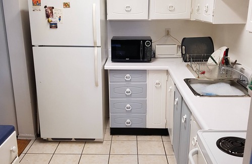 Cabbagetown Apartment | Large, bright apartment downtown near Maple Leaf Gardens. Pet-Friendly