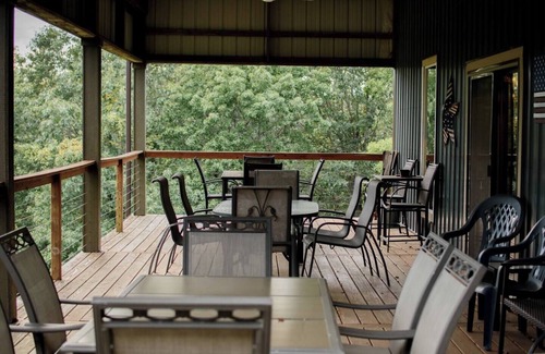 Coon Valley House | Large Cabin Retreat | Games, Nature & Fire-pit