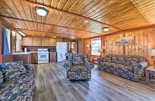 Houghton Lake Cabin | Large Cabin: Steps to the Lake! PET FRIENDLY!